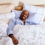 Mal de dos la nuit : coussin, surmatelas ou position ? Guide 2026